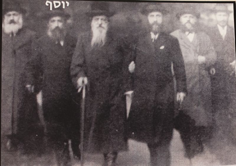 האדמו"ר ישראל פרידמן ועל ידו הגבאי יוסף שטרנברג
