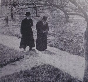 האדמור והשמש בגן הארמון