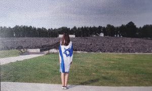 הנכדה הדרת מתפללת במחנה השמדה בלזץ