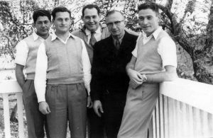 מימין - יוסף בר-אור, אברמסון ידיד המשפחה, דב, אריה ולוי מן, טבעון, 1956ה