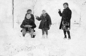 מימין - לוי, בן השכן, יוסף (יושב) ואריה מן (מאחוריו), צ'ורטקוב, פולין, 1936